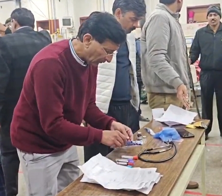 संदिग्ध के बैग से मिली मेडिकल सबंधित वस्तुओं को एकत्रित करते प्रिंसिपल डॉ संजय काला