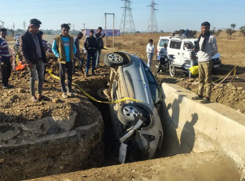 गिरी कार, बाल-बाल बचे युवक