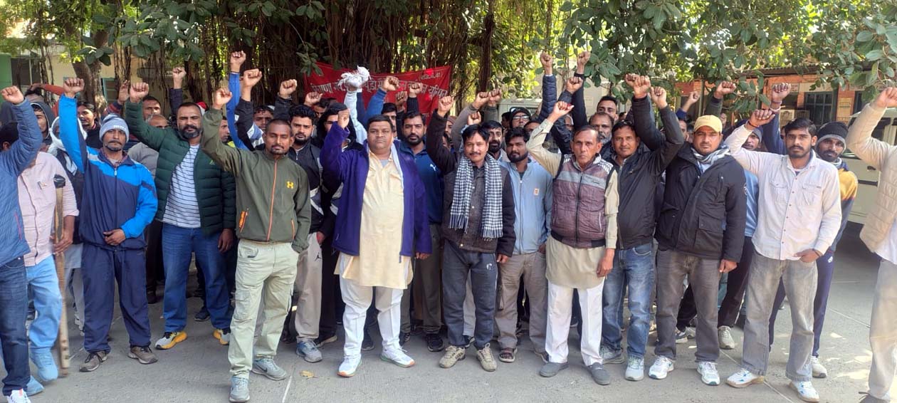 गेट मीटिंग को संबोधित करते यूनियन पदाधिकारी.