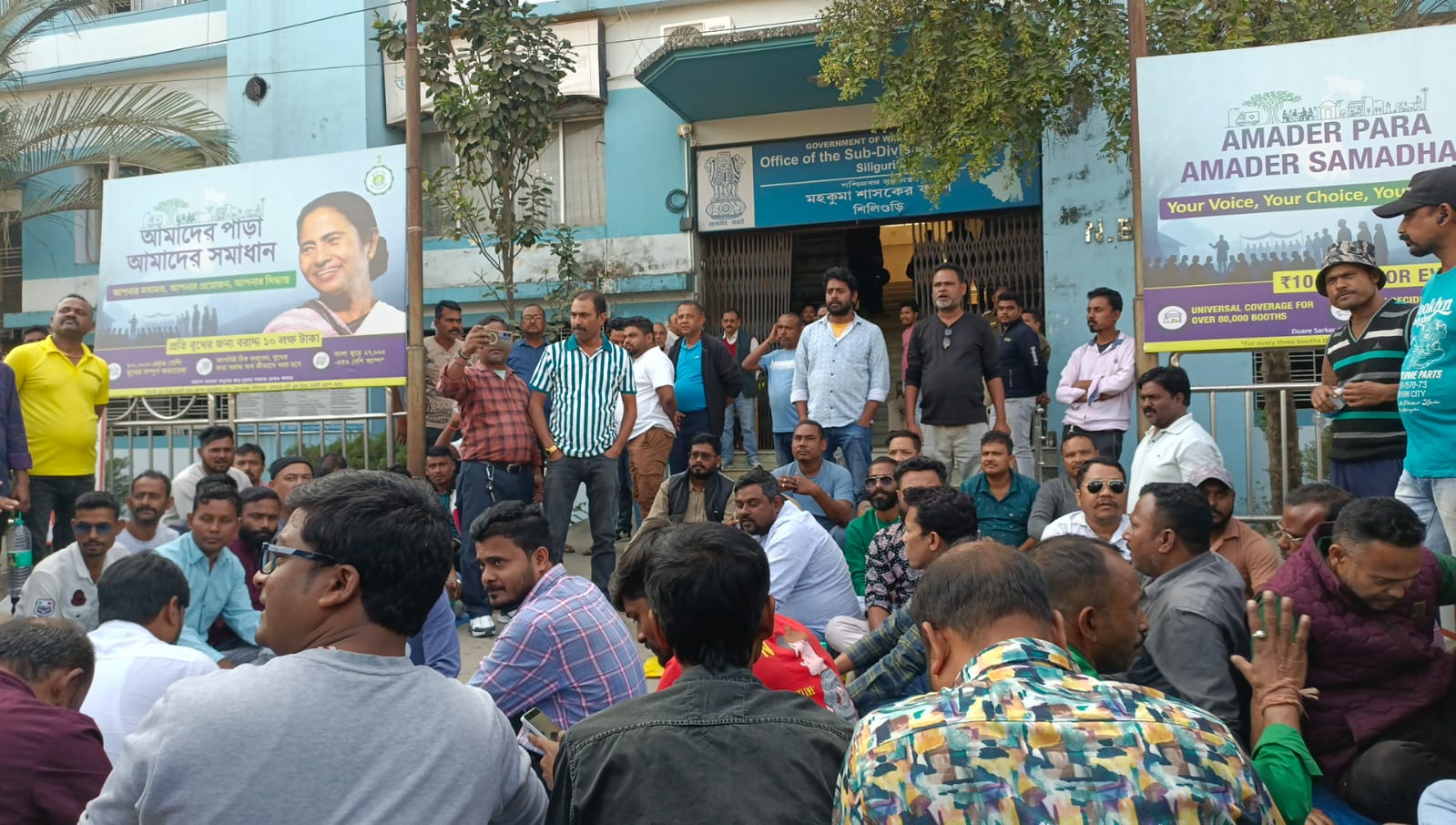 एसडीओ कार्यालय के टैक्सी चालकों का प्रदर्शन