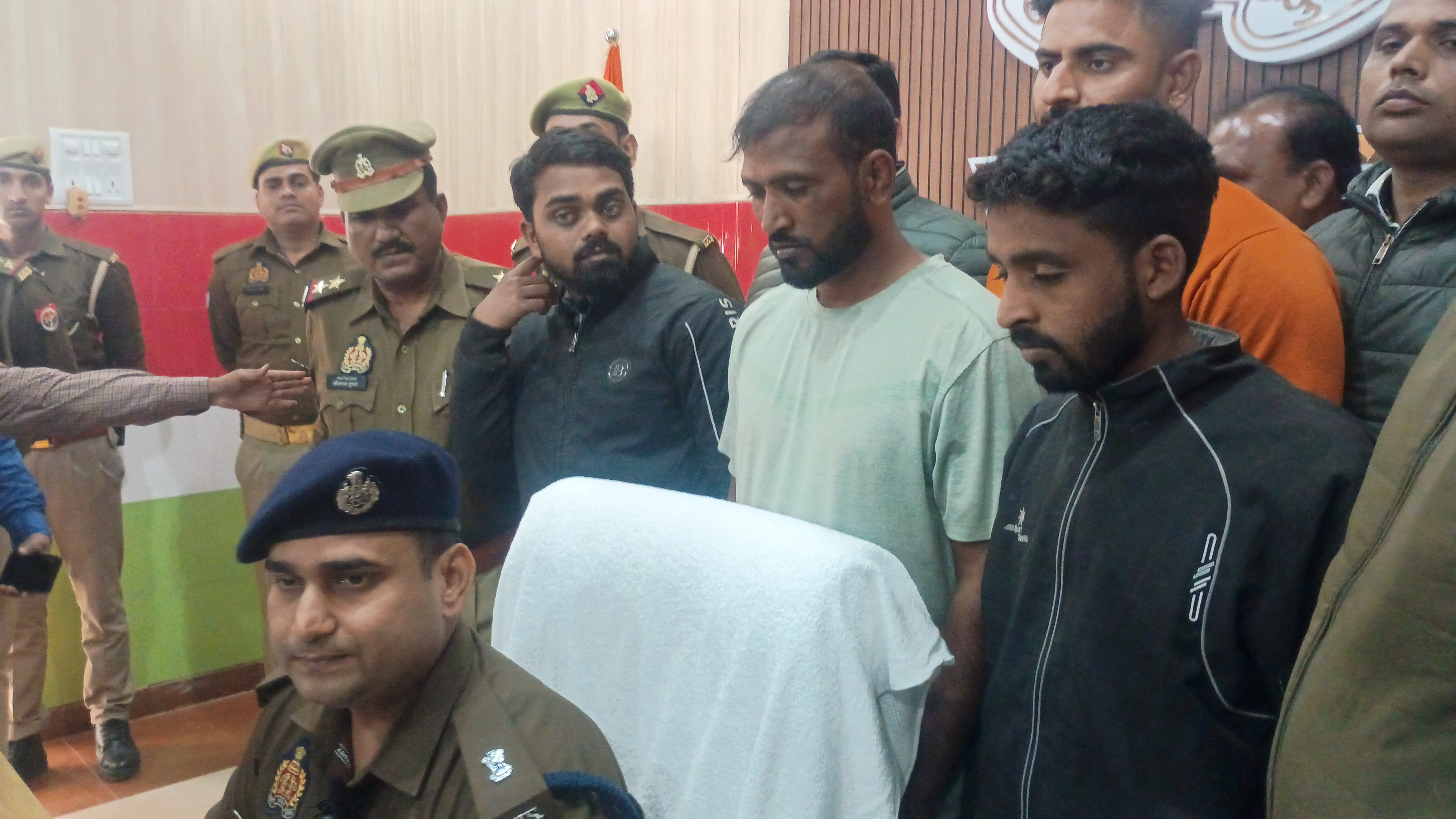 गिरफ्तार आरोपित पुलिस अभिरक्षा में