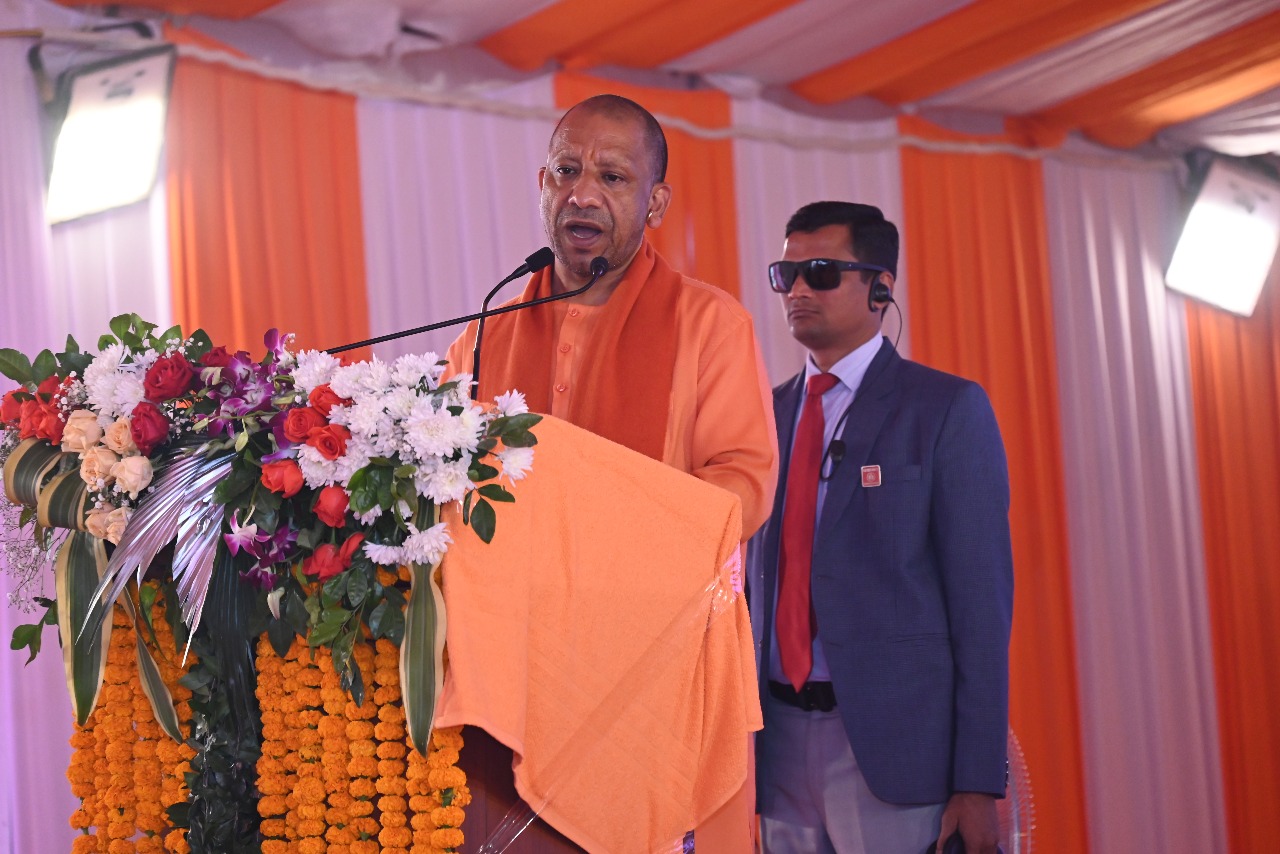 *युवाओं के स्केल को स्किल से जोड़ रही सरकार : सीएम योगी* *युवाओं के स्केल को स्किल से जोड़ रही सरकार : सीएम योगी*