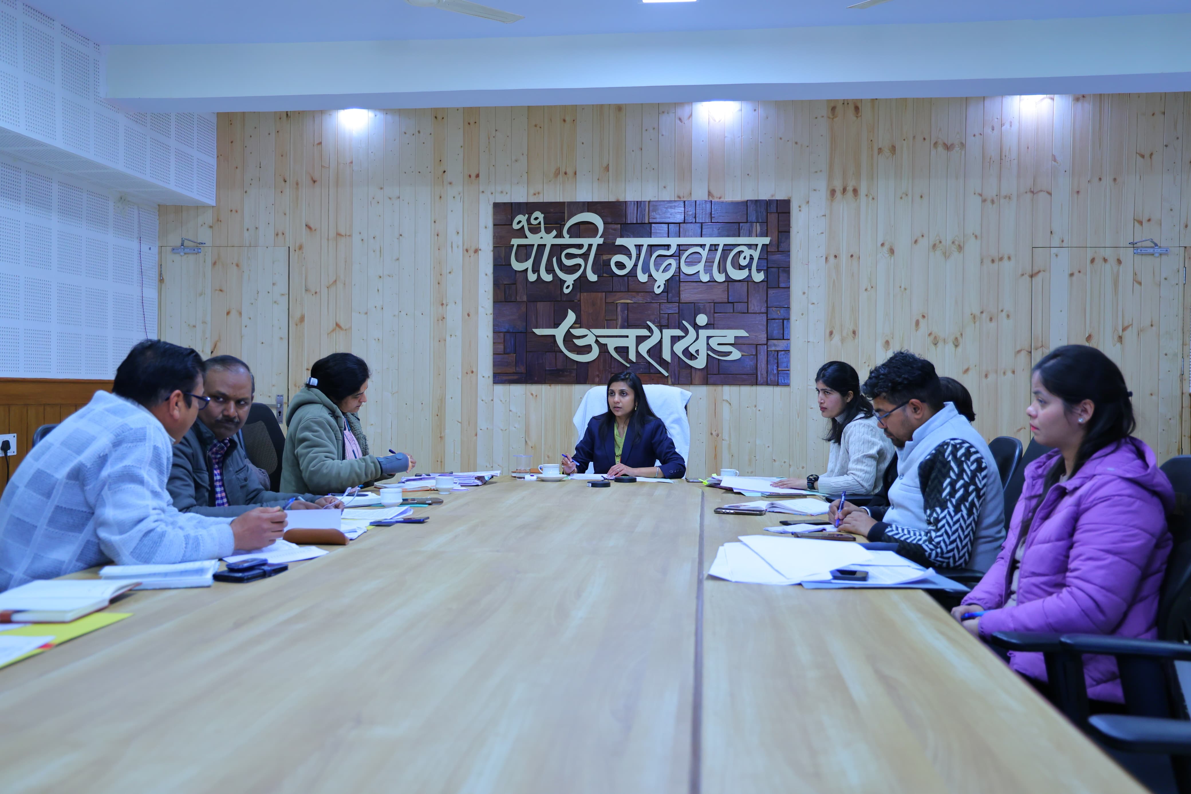 एनआईसी कक्ष में नमामि गंगे समिति की अधिकारियों के साथ बैठक लेती डीएम