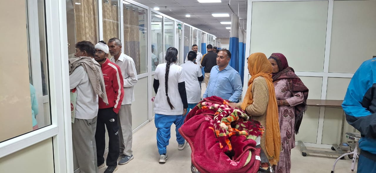 इमरजेंसी वार्ड में मरीजों की भीड़. इमरजेंसी वार्ड में मरीजों की भीड़.