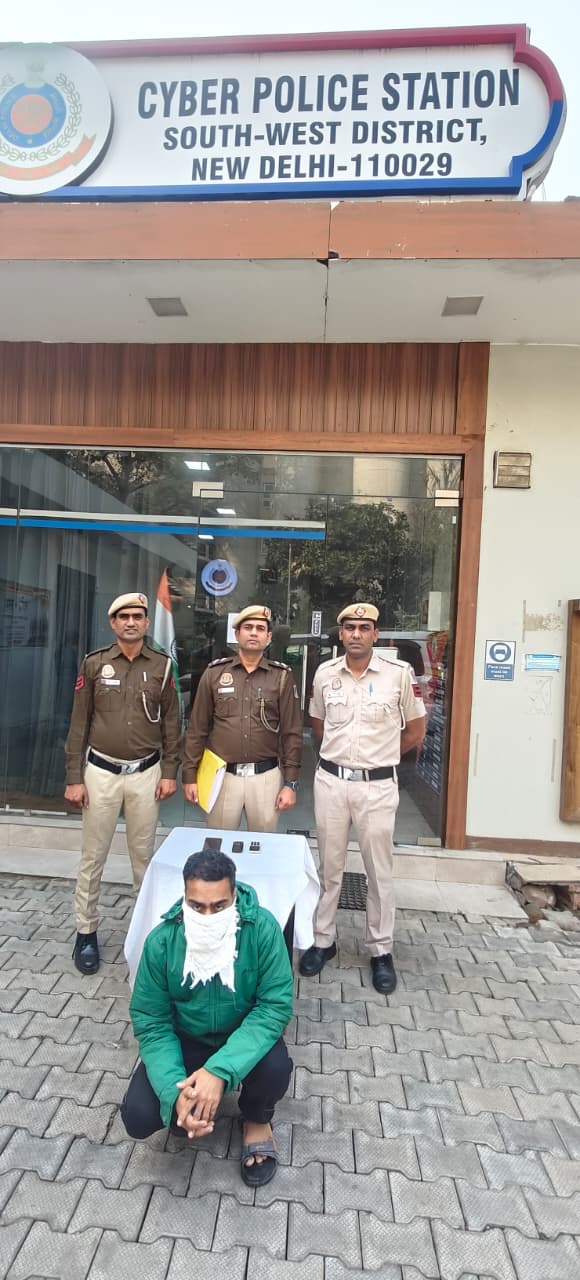 ठगी के मामले में पकड़े गए आरोपित की फोटो