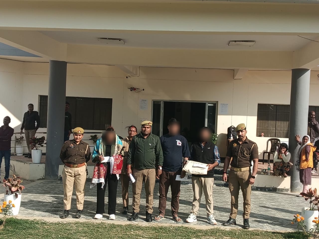 गिरफ्तार किए गये आरोपी और पुलिस टीम