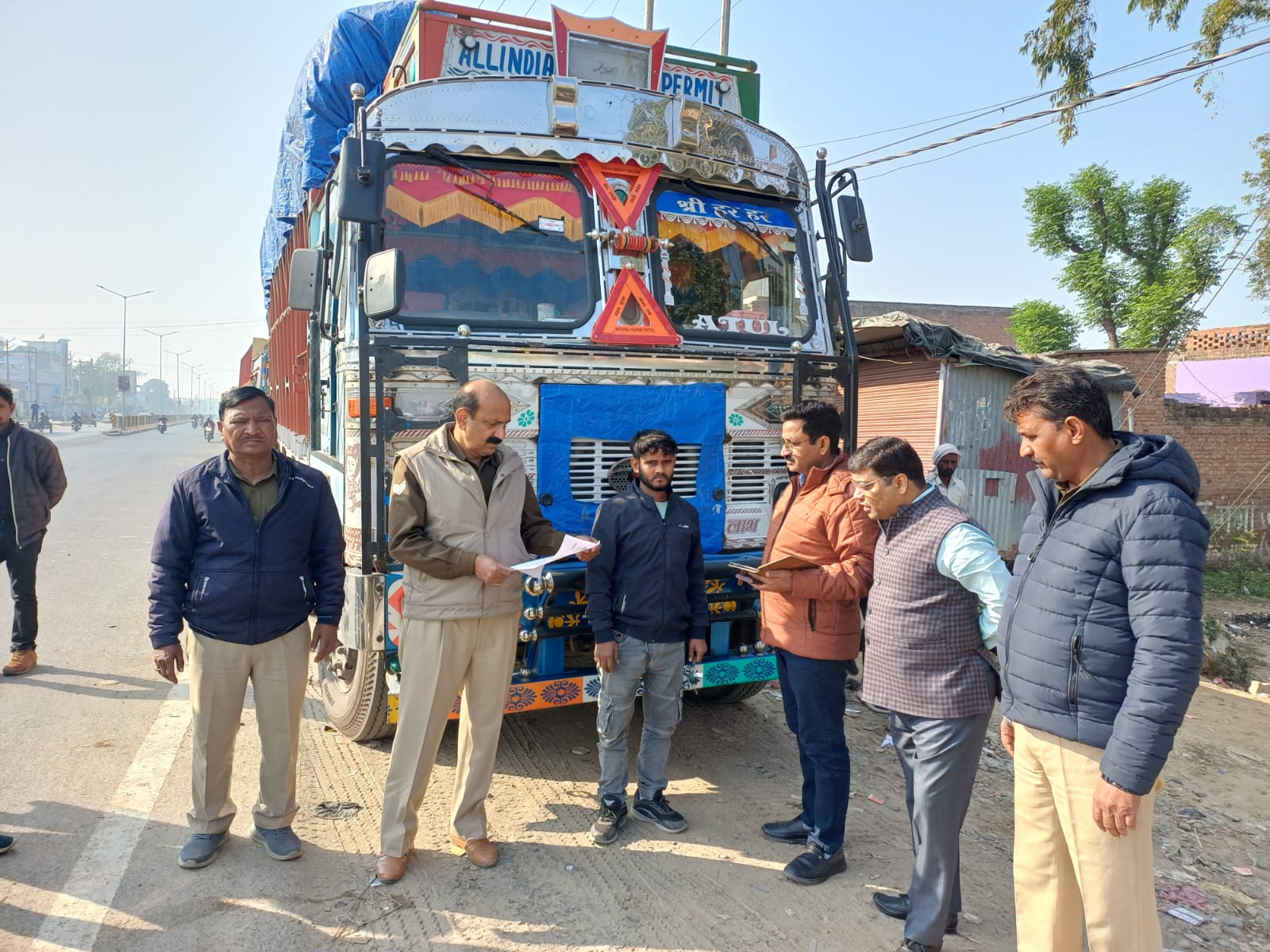 ट्रक सीज करते अधिकारी ट्रक सीज करते अधिकारी