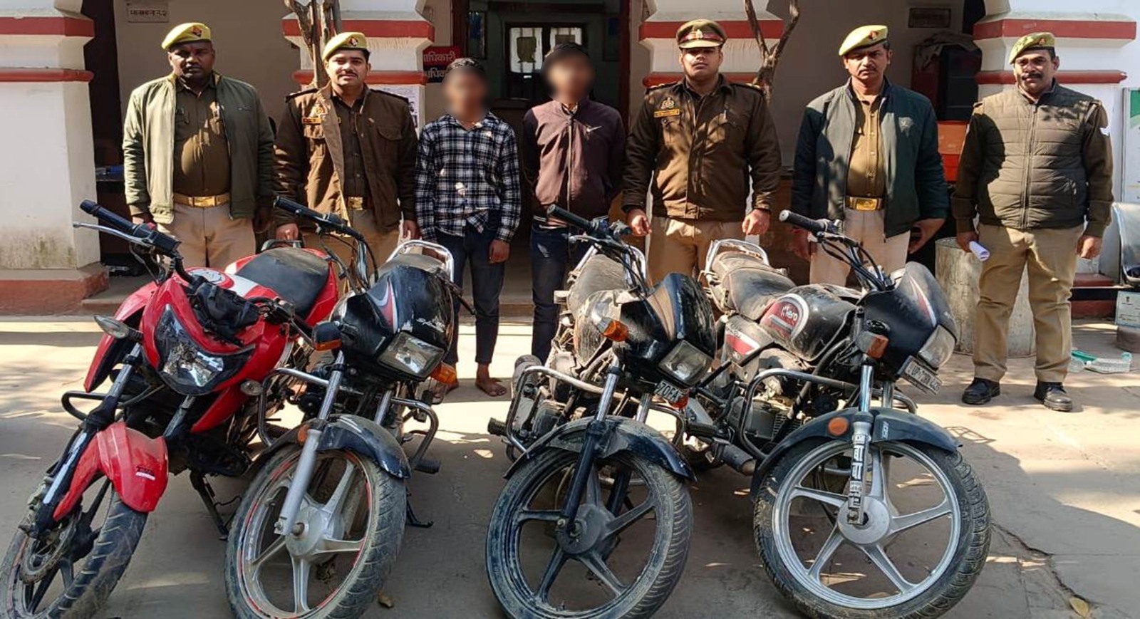 गिरफ्तार वाहन चोरी करने वाले गिरोह के सदस्यों का छाया चित्र गिरफ्तार वाहन चोरी करने वाले गिरोह के सदस्यों का छाया चित्र