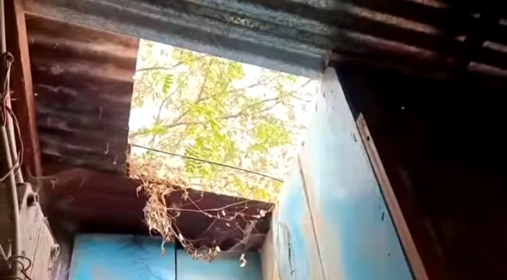 दुकान के टीना तोड़ा हुआ भाग दुकान के टीना तोड़ा हुआ भाग