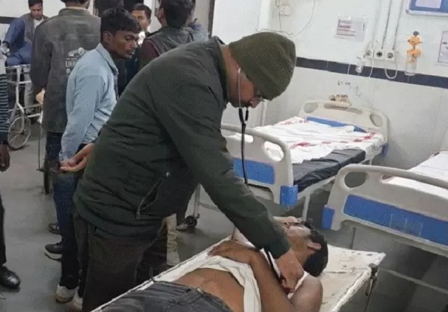 अस्पताल में उपचाररत कर्मचारी अस्पताल में उपचाररत कर्मचारी