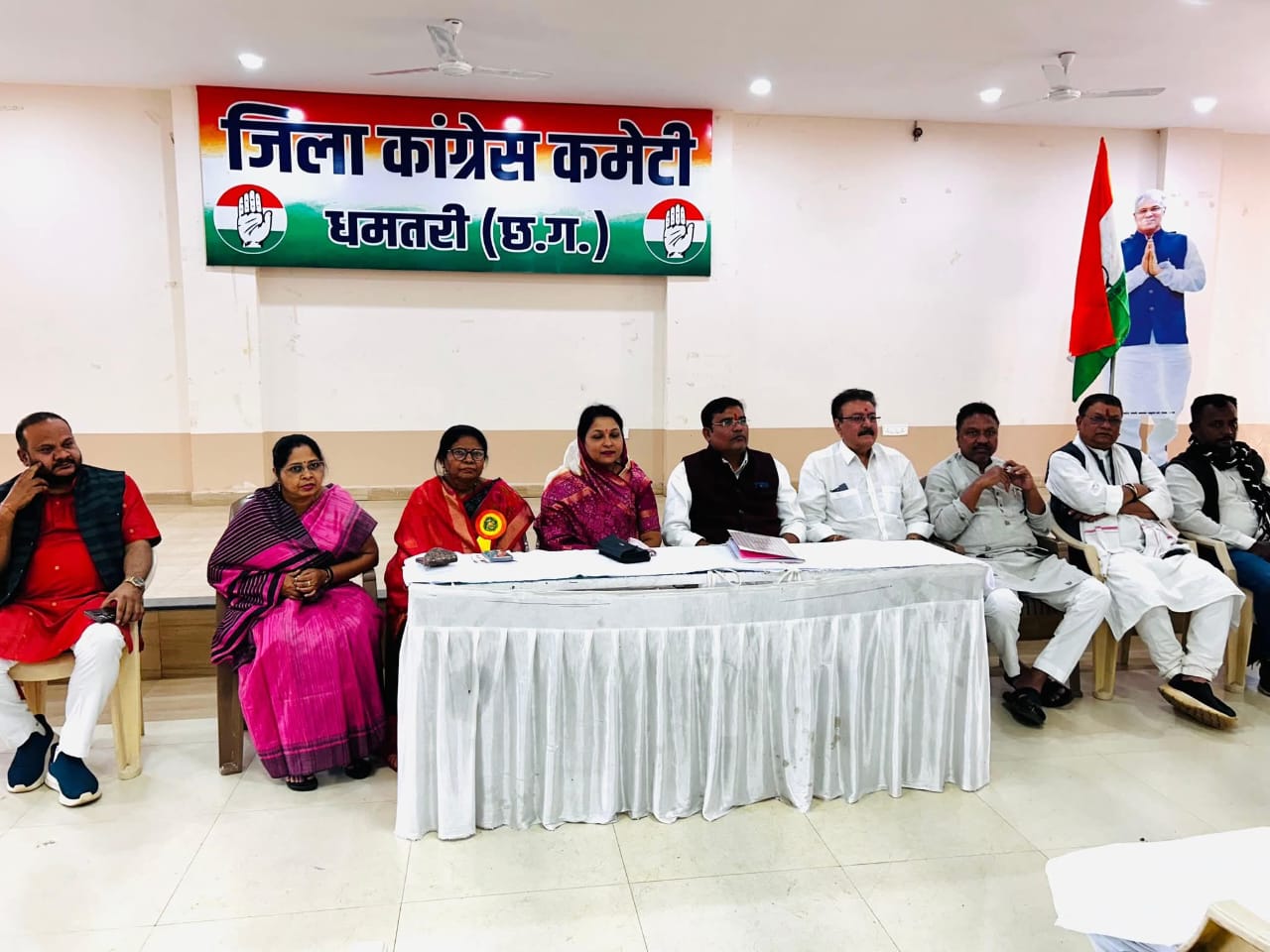 राजीव भवन धमतरी में आयोजित बैठक में उपस्थित अतिथिगण। राजीव भवन धमतरी में आयोजित बैठक में उपस्थित अतिथिगण।