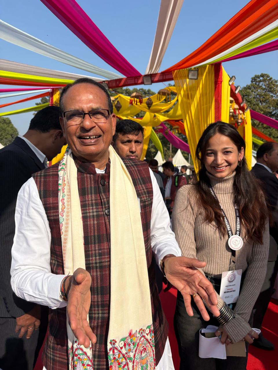 केन्द्रीय मंत्री शिवराज सिंह चौहान मीडिया से बातचीत करते हुए केन्द्रीय मंत्री शिवराज सिंह चौहान मीडिया से बातचीत करते हुए