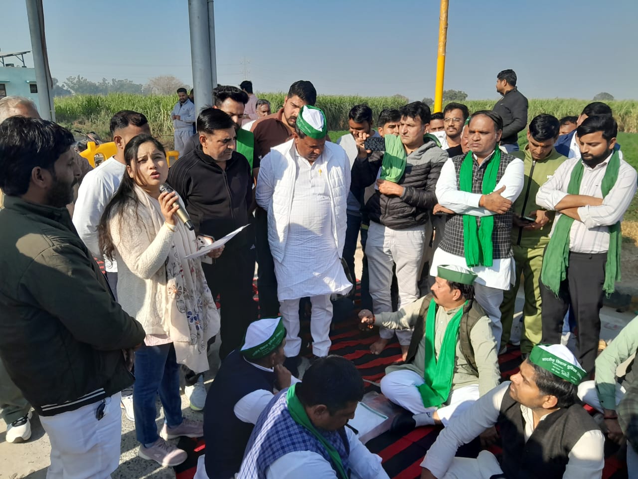 धरनारत किसान यूनियन नेताओ से वार्ता करती तहसीलदार खेकड़ा धरनारत किसान यूनियन नेताओ से वार्ता करती तहसीलदार खेकड़ा