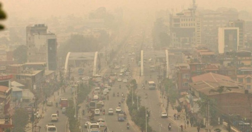 वायु प्रदूषण से धुंधला काठमांडू