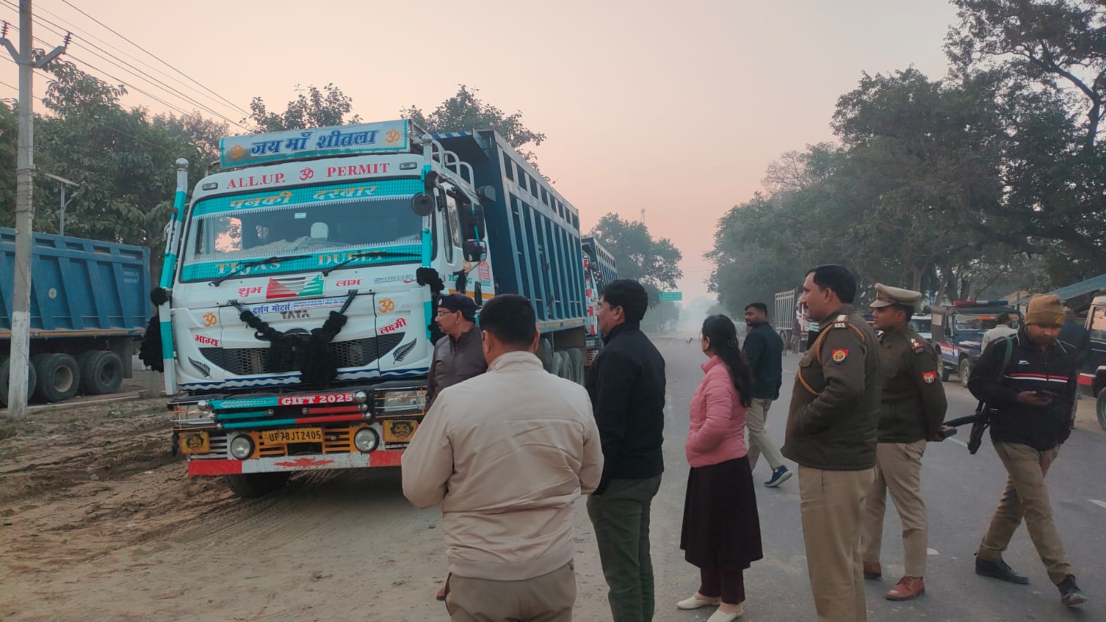 कार्रवाई के दौरान पोलिकदौर प्रशासनिक अधिकारी कार्रवाई के दौरान पोलिकदौर प्रशासनिक अधिकारी