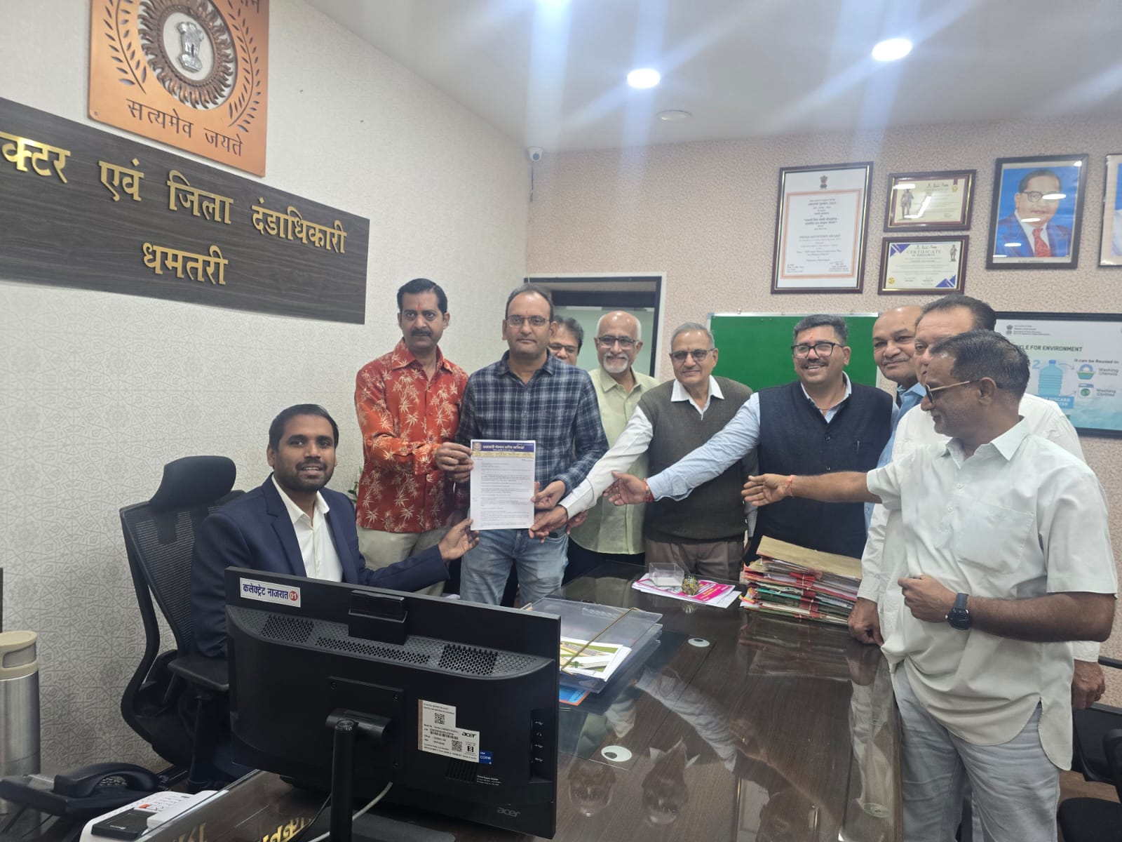 कलेक्टर को आवेदन पत्र सौंपते हुए व्यापारी। कलेक्टर को आवेदन पत्र सौंपते हुए व्यापारी।