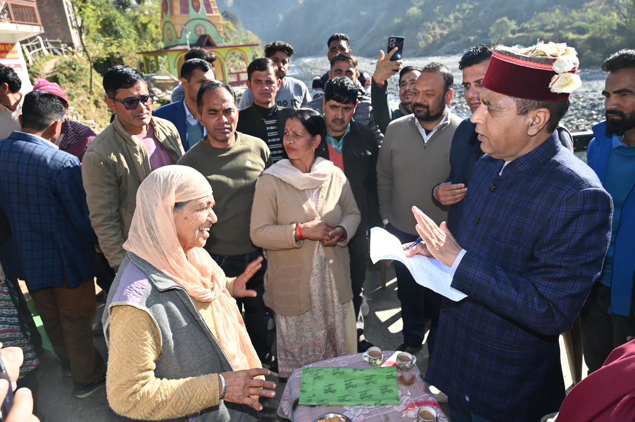 ग्रामीणों से मिलकर उनकी समस्याएं सुनते हुए जयराम ठाकुर.