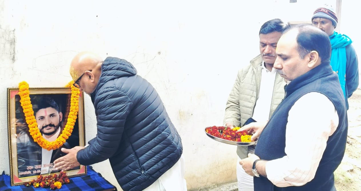 अधिवक्ता के चित्र पर श्रद्धांजलि अर्पित करते प्रदेश अध्यक्ष अधिवक्ता के चित्र पर श्रद्धांजलि अर्पित करते प्रदेश अध्यक्ष