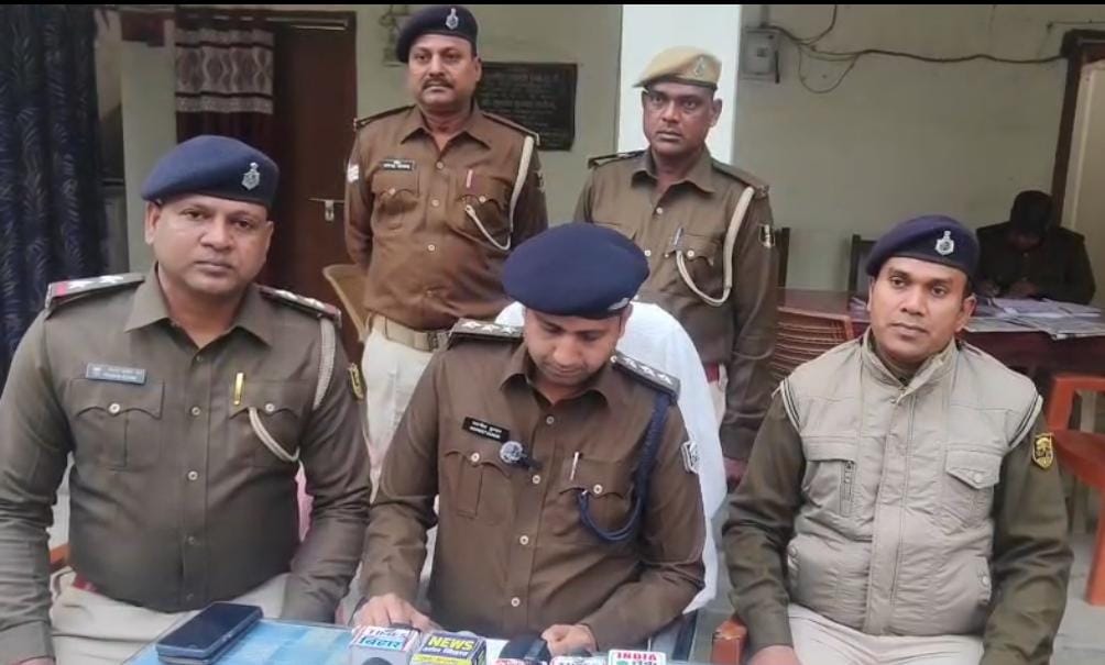 जानकारी देते डीएसपी