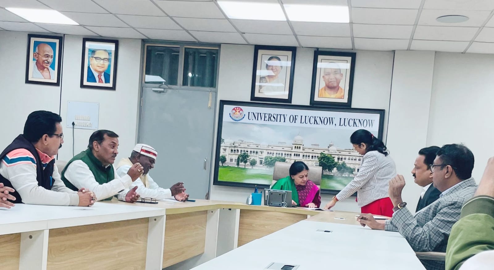 लखनऊ विश्वविद्यालय प्रशासन और कर्मचारी परिषद पदाधिकारियों की हुई वार्ता लखनऊ विश्वविद्यालय प्रशासन और कर्मचारी परिषद पदाधिकारियों की हुई वार्ता