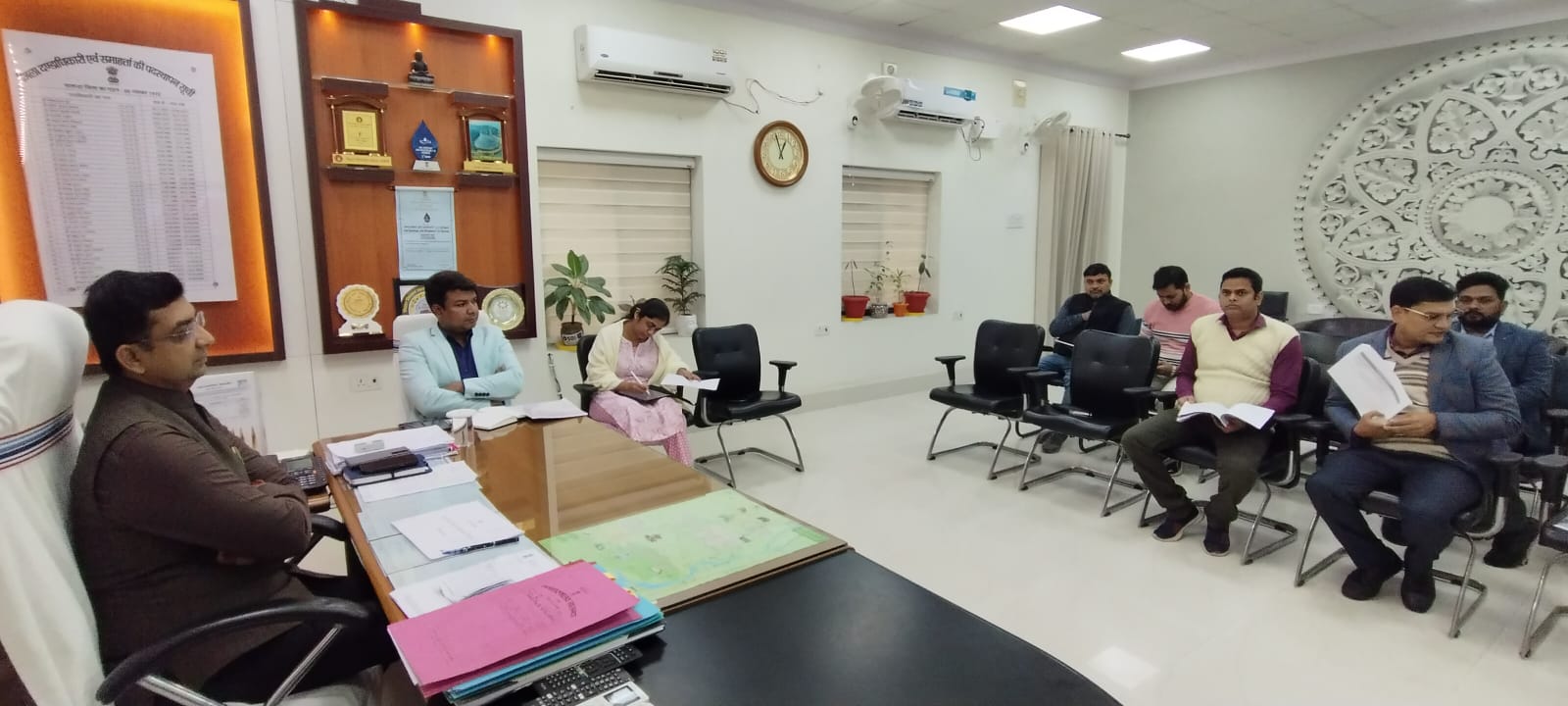 कार्यक्रम का ब्यौरा प्रस्तुत करते अधिकारी कार्यक्रम का ब्यौरा प्रस्तुत करते अधिकारी