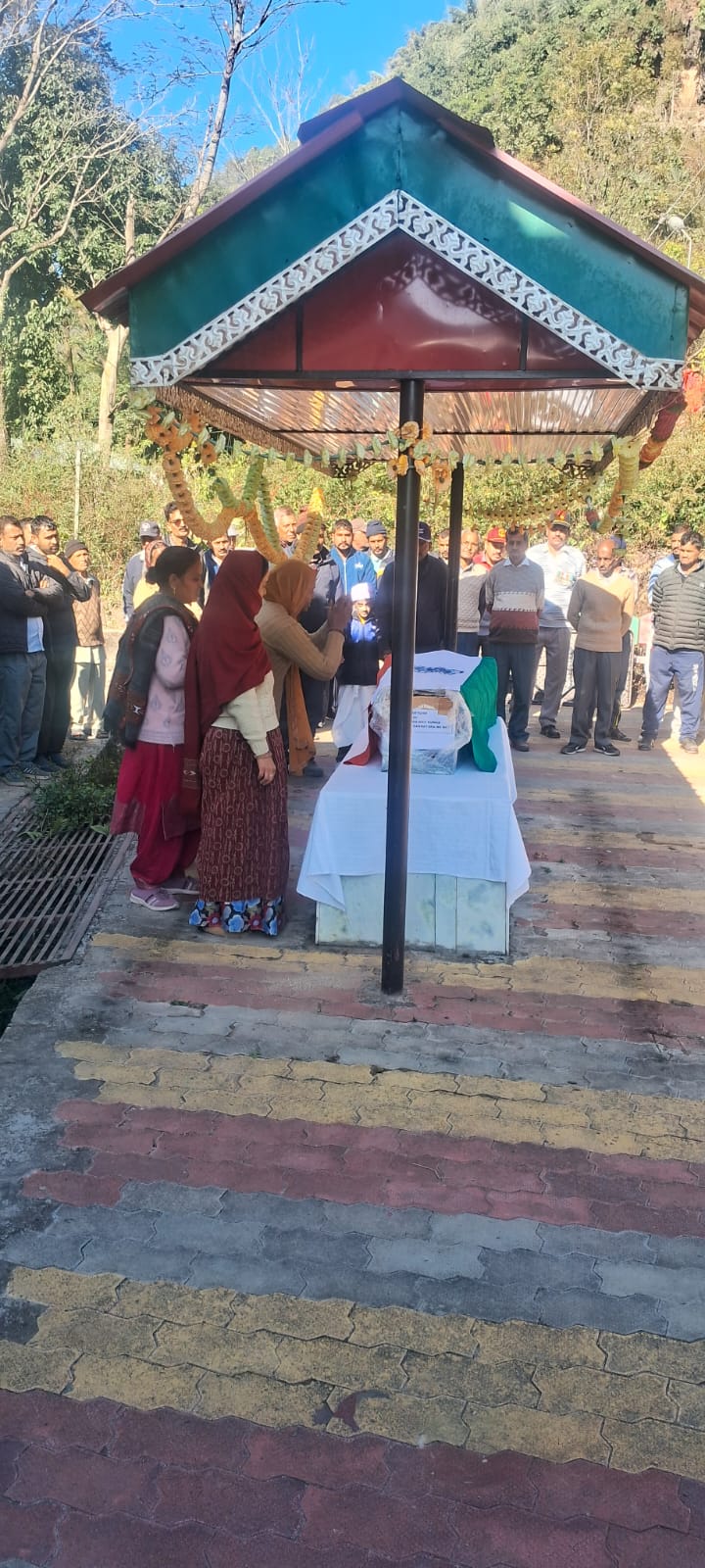 अंतिम विदाई के दौरान। अंतिम विदाई के दौरान।