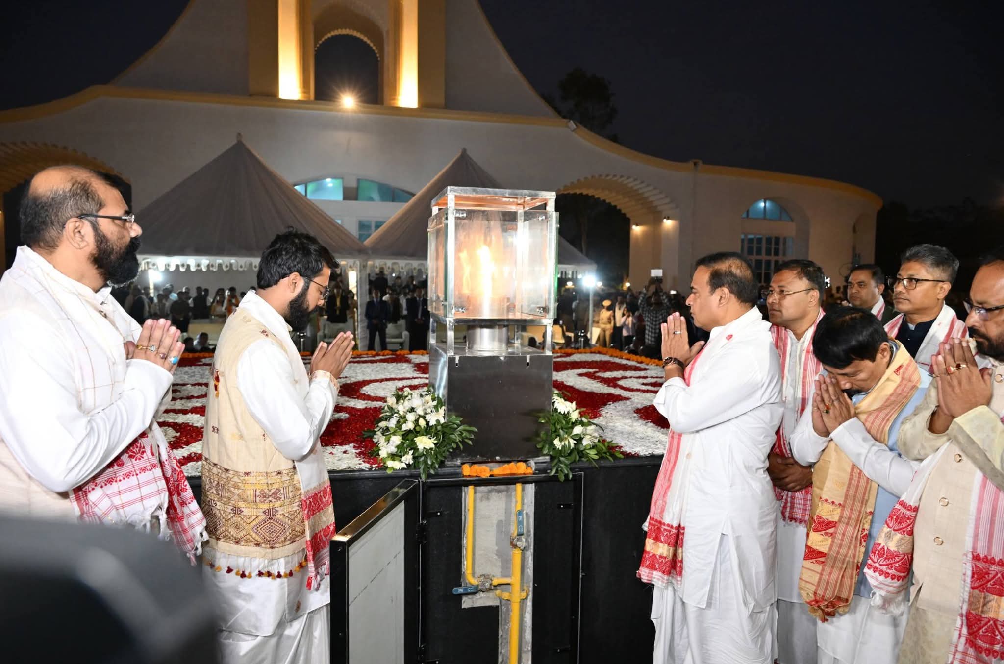 असम के मुख्यमंत्री डॉ हिमंत बिस्व सरमा शहीद स्मारक का उद्घाटन करने के दौरान।