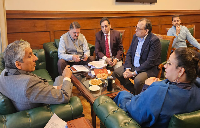 Haryana की स्वास्थ्य मंत्री आरती राव हड़ताल पर आपात बैठक लेते हुए