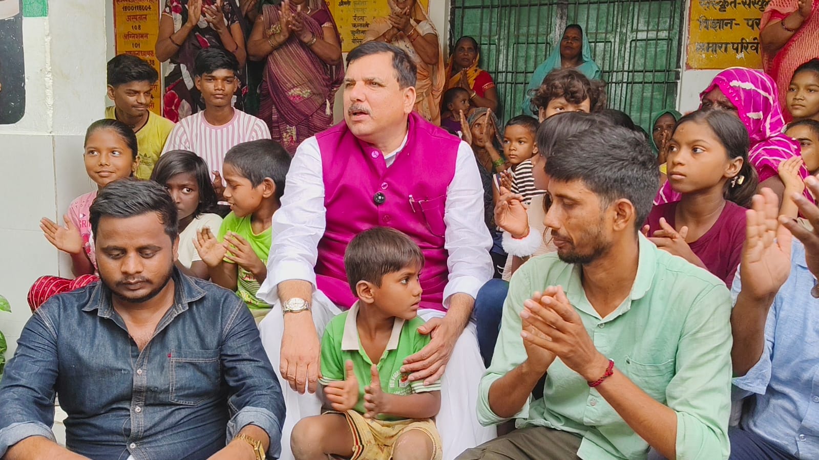 बच्चों के साथ स्कूल में बैठे संजय सिंह सांसद आप पार्टी