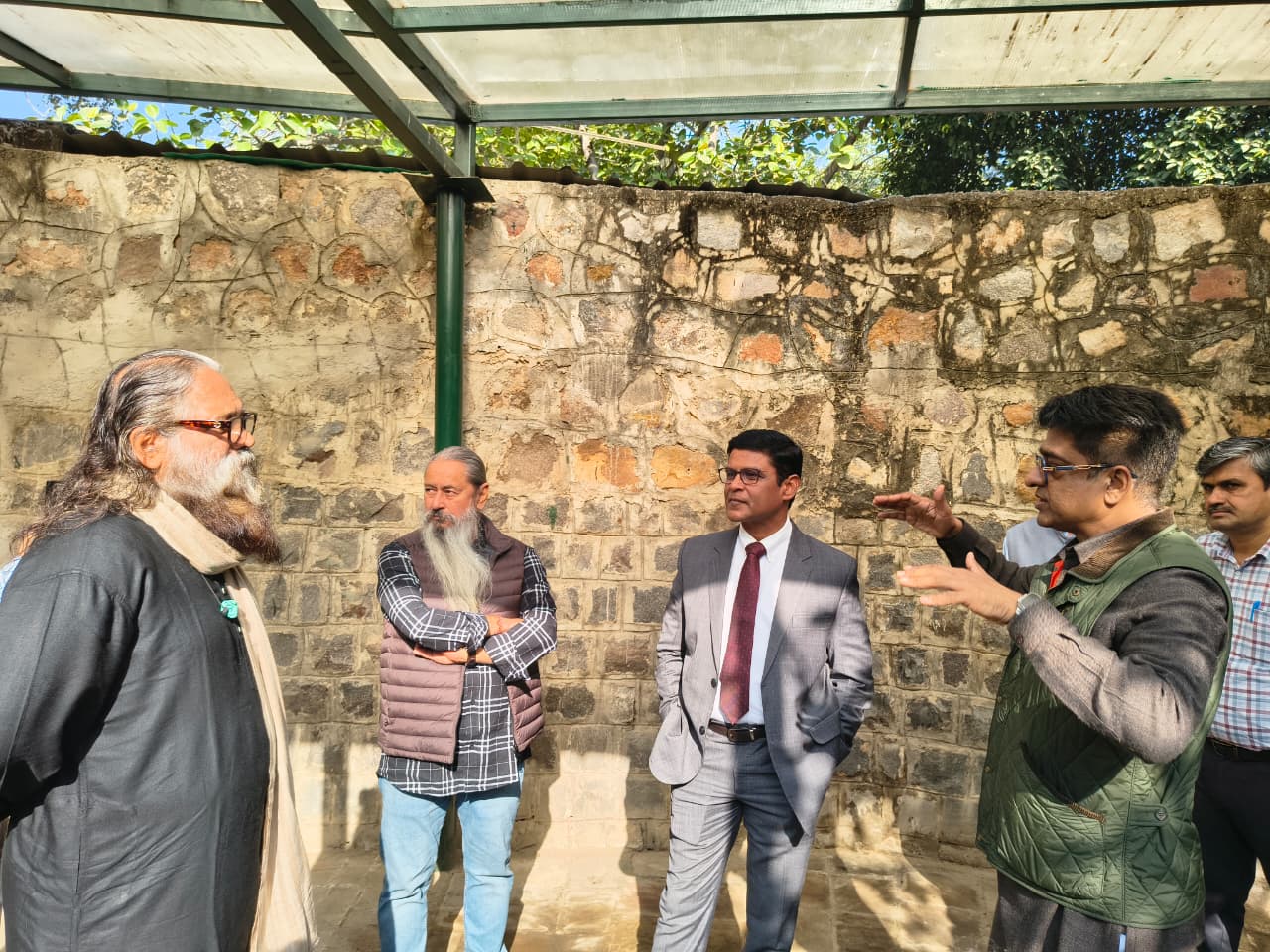 एनडीएमसी अध्यक्ष के साथ उपाध्यक्ष नेहरू पार्क का निरीक्षण करते हुए.