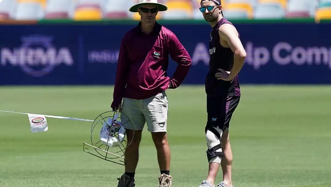 मार्क वुड घुटने में पट्टी बांधे हुए