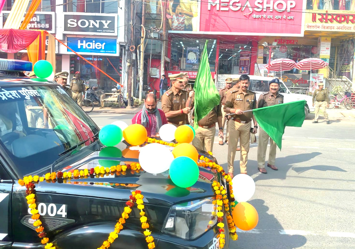 डायल 112 के नए वाहन को हरी झंडी दिखाते हुए डायल 112 के नए वाहन को हरी झंडी दिखाते हुए