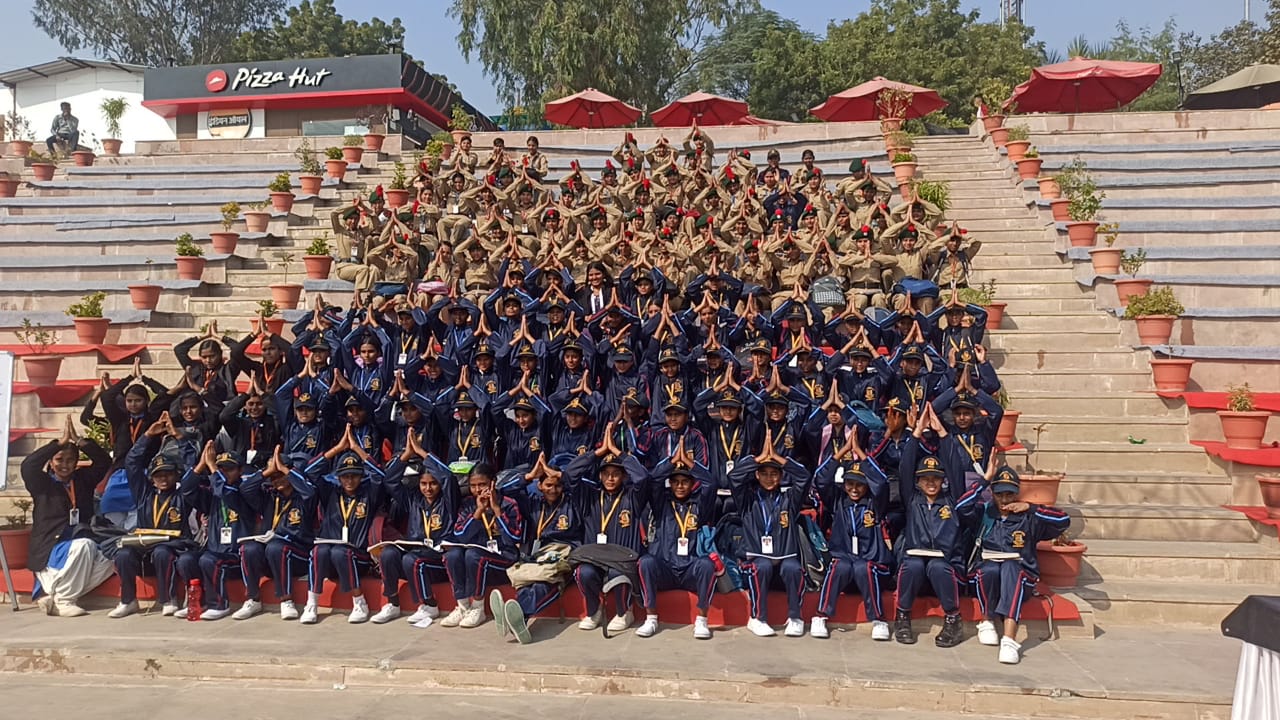 नमोघाट पर रामनगर की छात्राए नमोघाट पर रामनगर की छात्राए