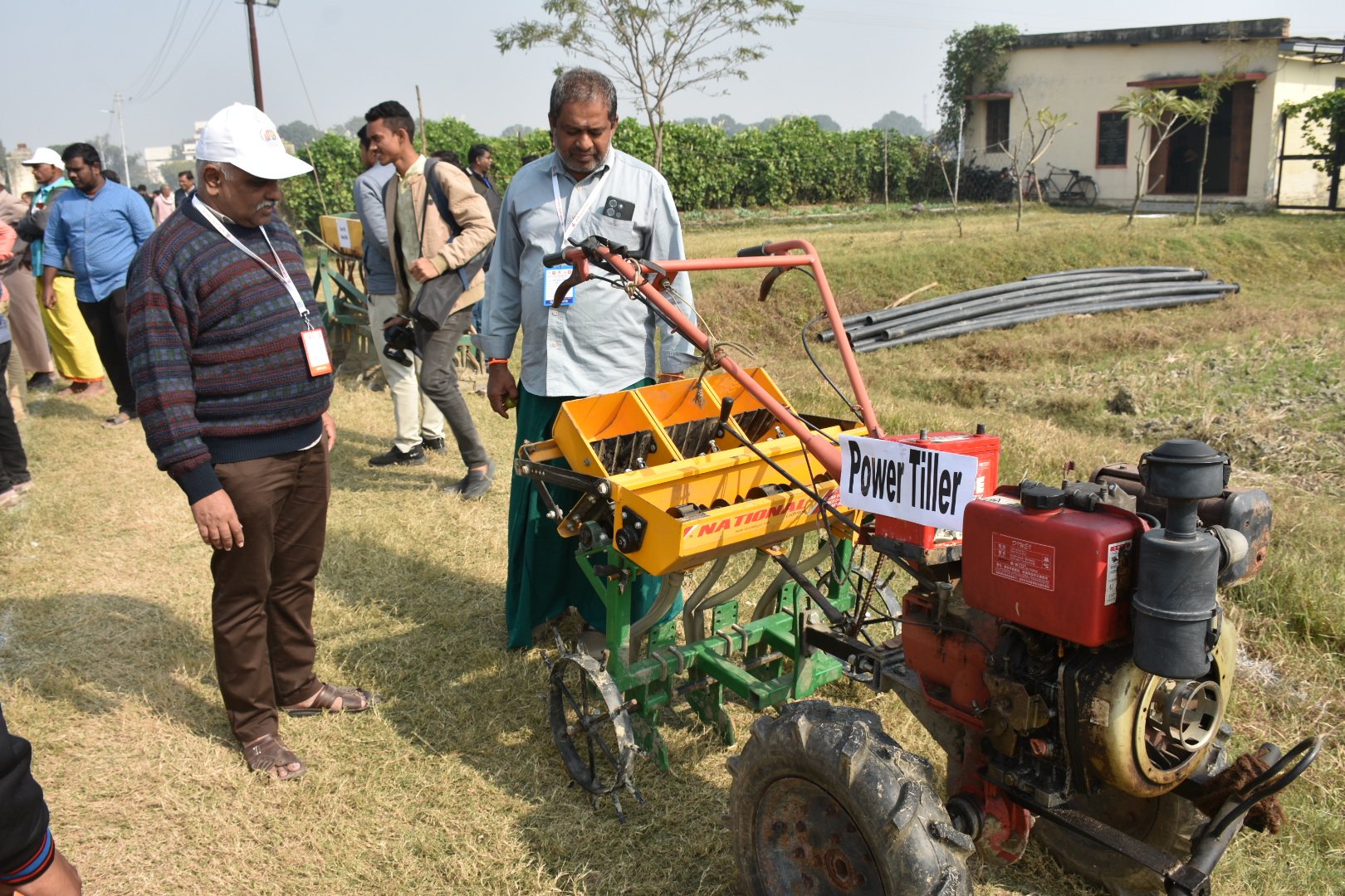 कृषि अनुसंधान फार्म में तमिल किसान कृषि अनुसंधान फार्म में तमिल किसान