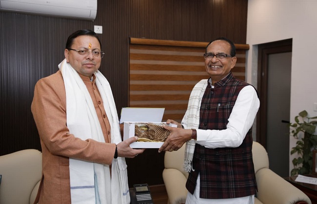 Chief Minister  पुष्कर सिंह धामी केंद्रीय ग्रामीण विकास एवं कृषि मंत्री से भेंट करते हुए.