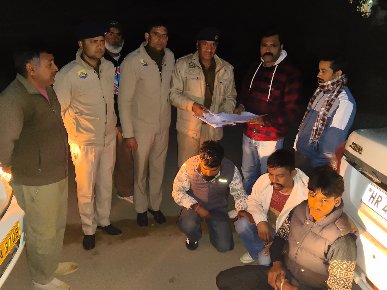 गिरफ्तार आरोपी पुलिस टीम के साथ.