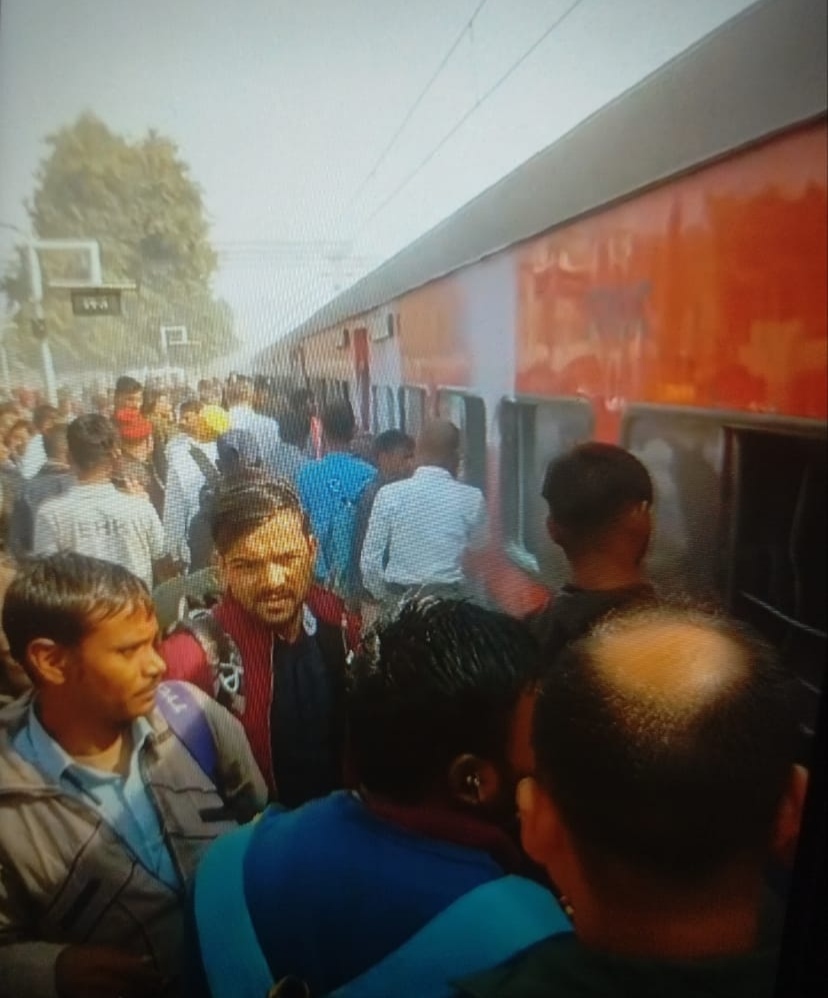 चुनार स्टेशन पर रोकी गई ट्रेन. चुनार स्टेशन पर रोकी गई ट्रेन.