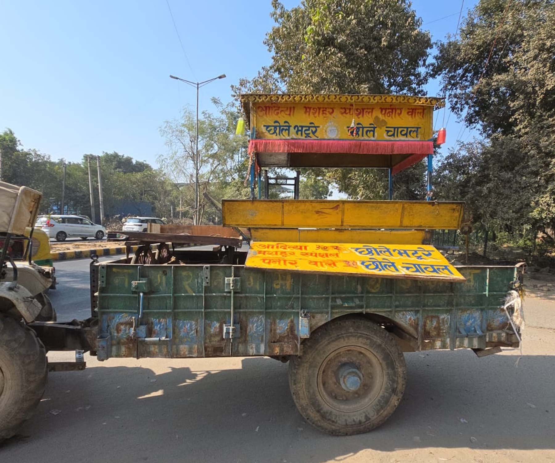 गुरुग्राम में अतिक्रमण करके लगाई गई रेहड़ी उठाते निगमकर्मी.