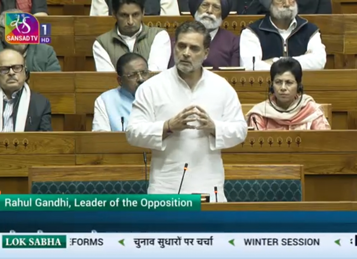 राहुल गांधी लोकसभा में बोलते हुए