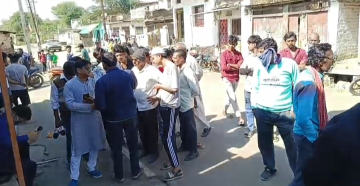 घटनास्थल पर आसपास के लोग