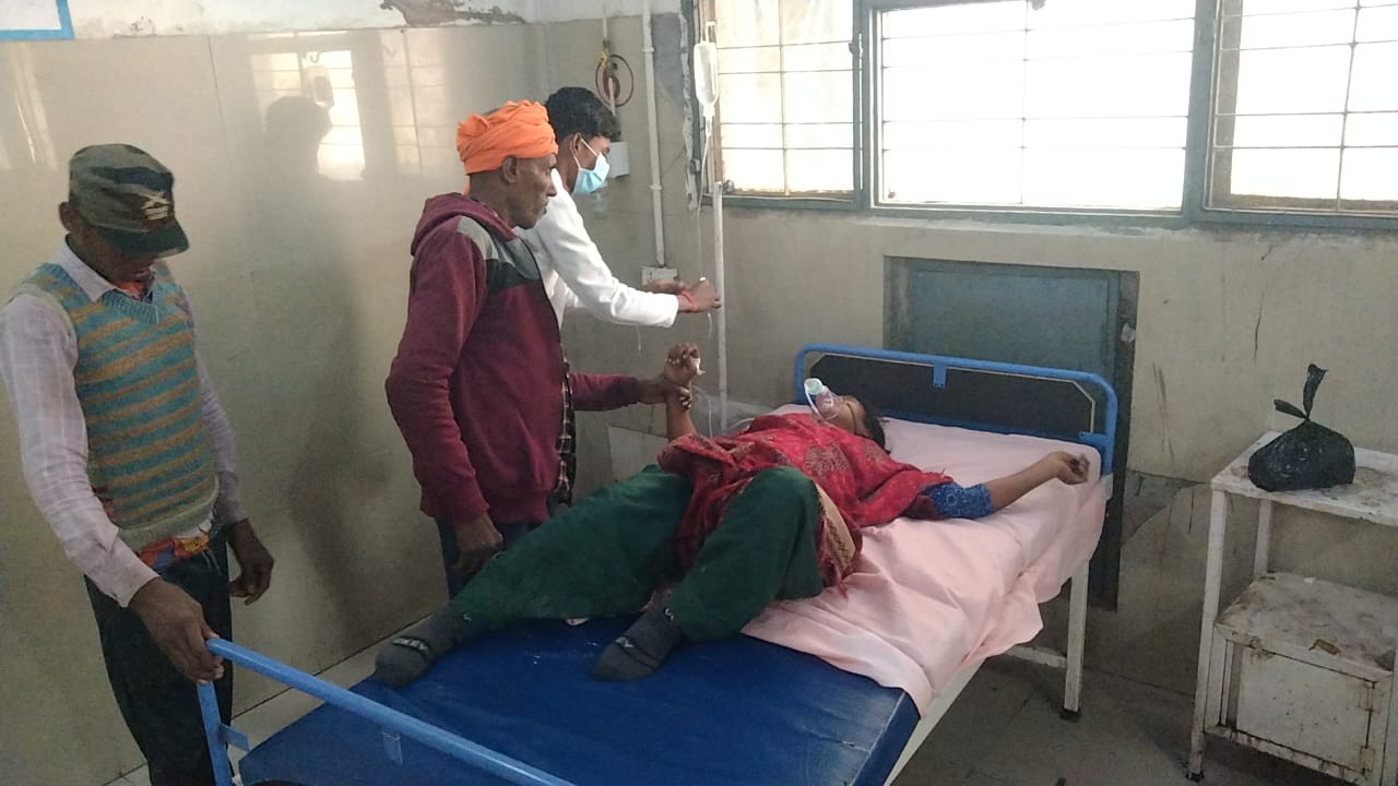 लोहिया में भर्ती युवती लोहिया में भर्ती युवती