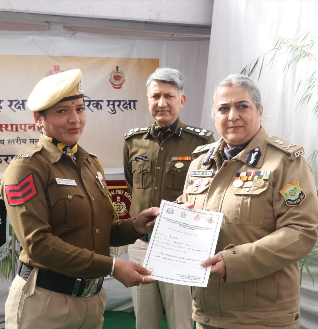 प्रोमिला को पुरस्कार प्रदान करते हुए.