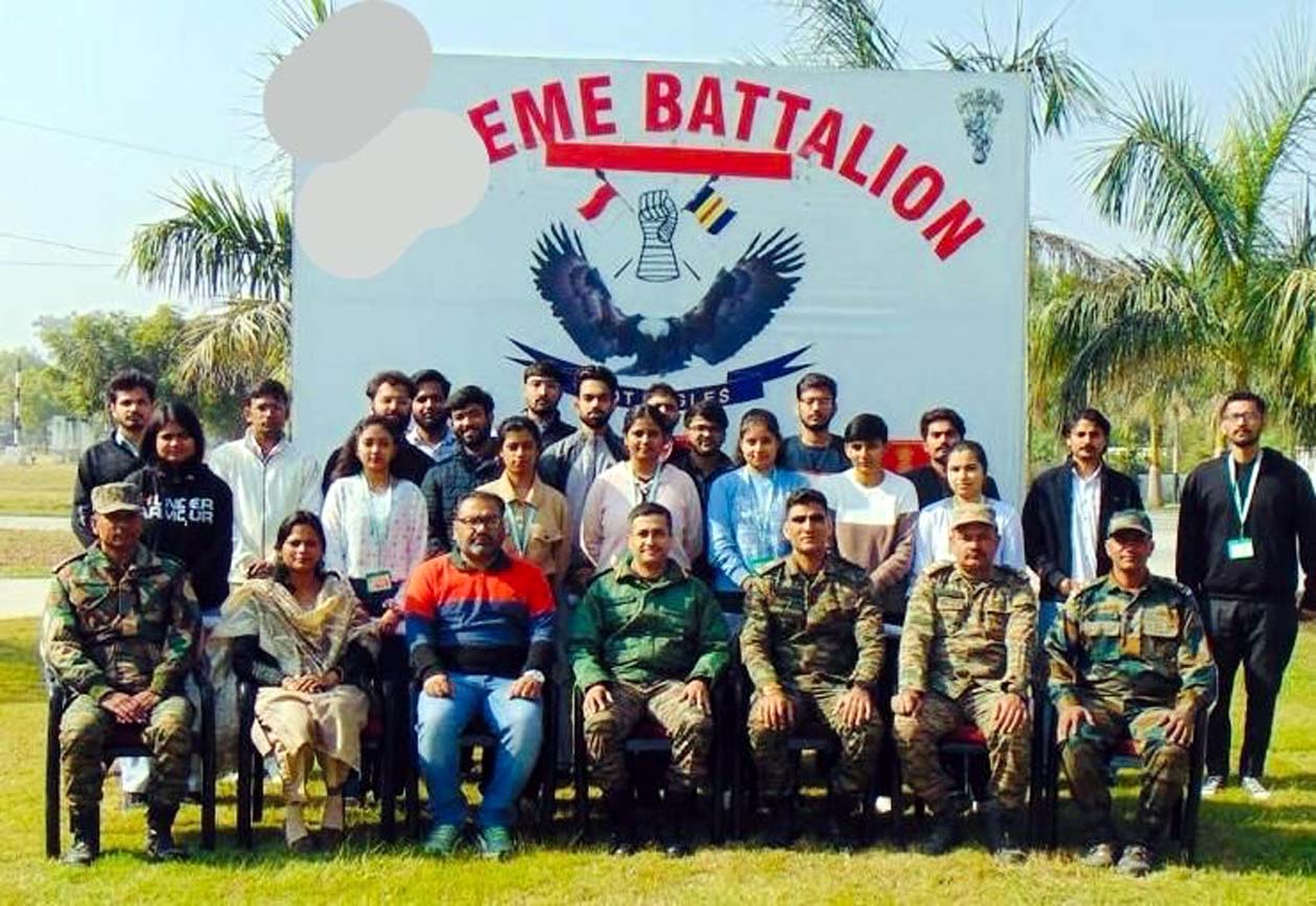 हिसार के आर्मी कैंटोनमेंट का दौरा हिसार दौरा करने वाले विद्यार्थियों का दल. हिसार के आर्मी कैंटोनमेंट का दौरा हिसार दौरा करने वाले विद्यार्थियों का दल.