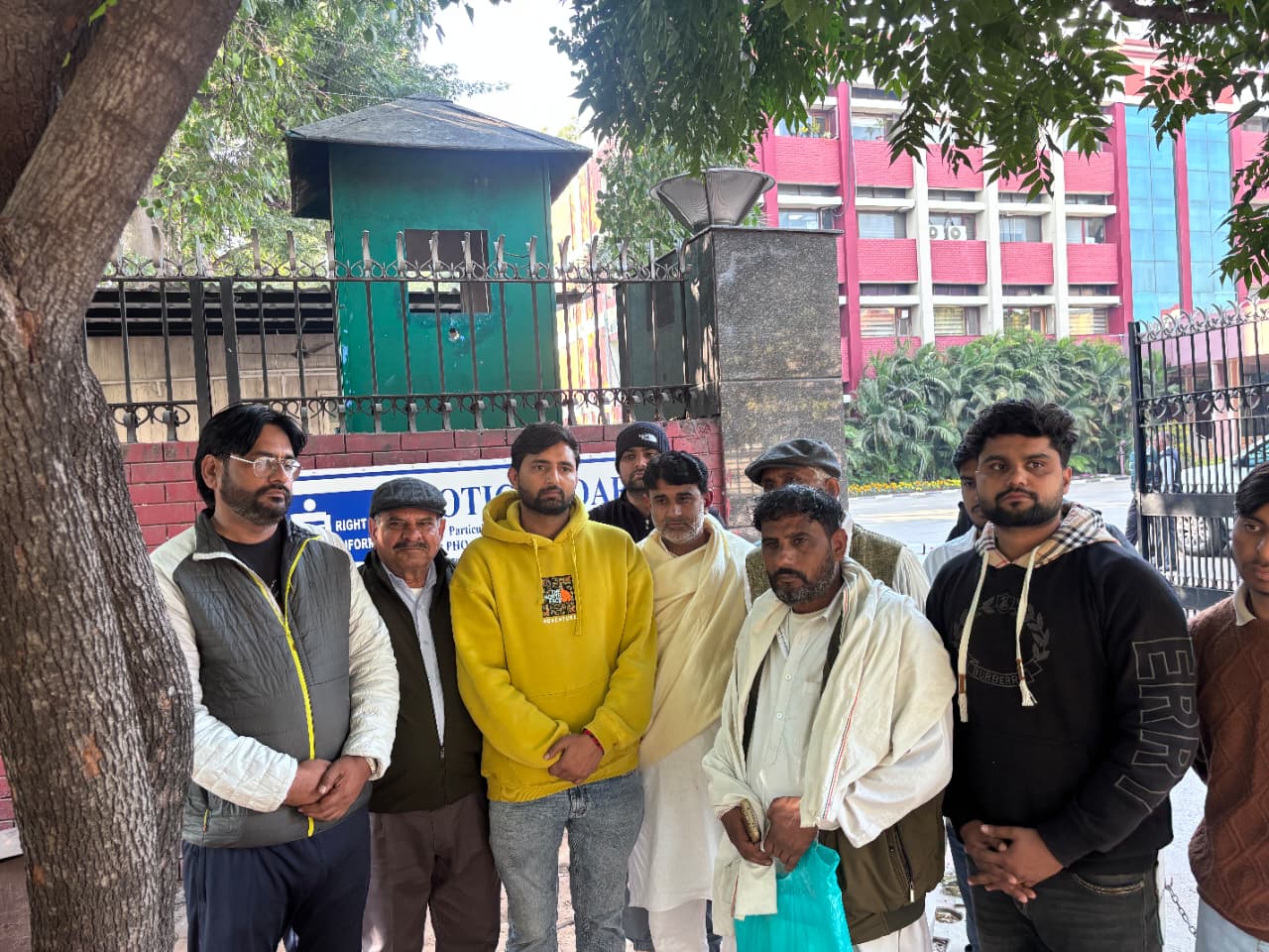 पुलिस महानिदेशक से मिलकर आते हुए परिजन पुलिस महानिदेशक से मिलकर आते हुए परिजन