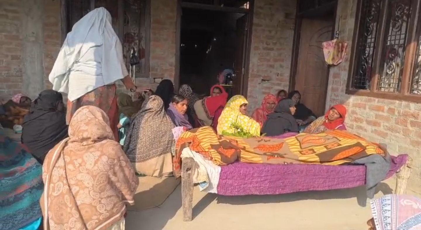 मृतक किशोरी की लाश घर पर पहुंची मृतक किशोरी की लाश घर पर पहुंची