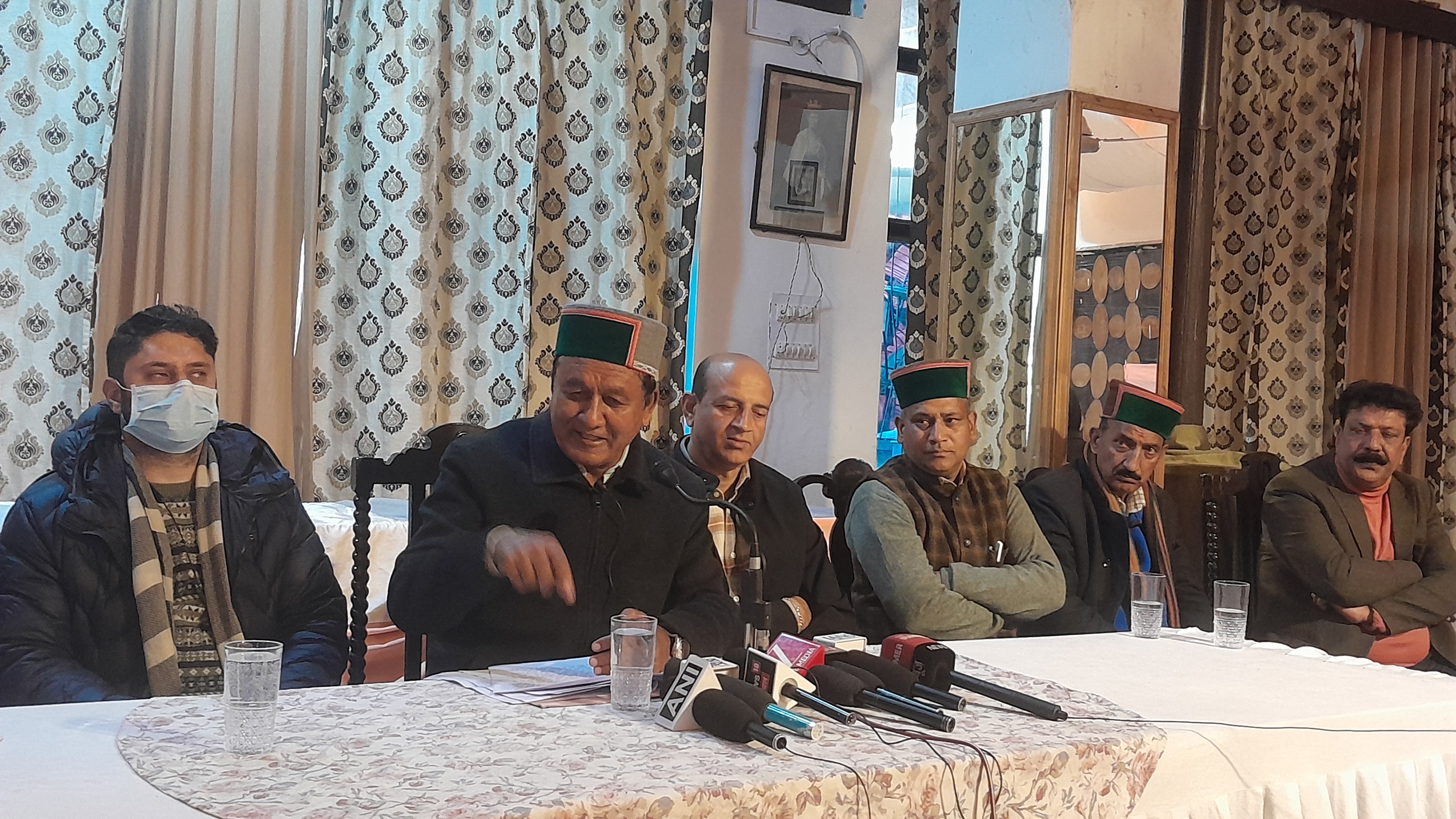 मंडी में पत्रकारों से बात करते हुए राजस्व मंत्री जगत सिंह नेगी. मंडी में पत्रकारों से बात करते हुए राजस्व मंत्री जगत सिंह नेगी.