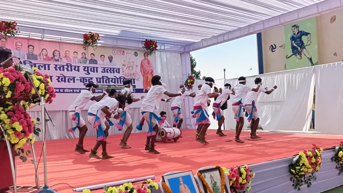 पंथी नृत्य की प्रस्तुति देते हुए कलाकार. पंथी नृत्य की प्रस्तुति देते हुए कलाकार.