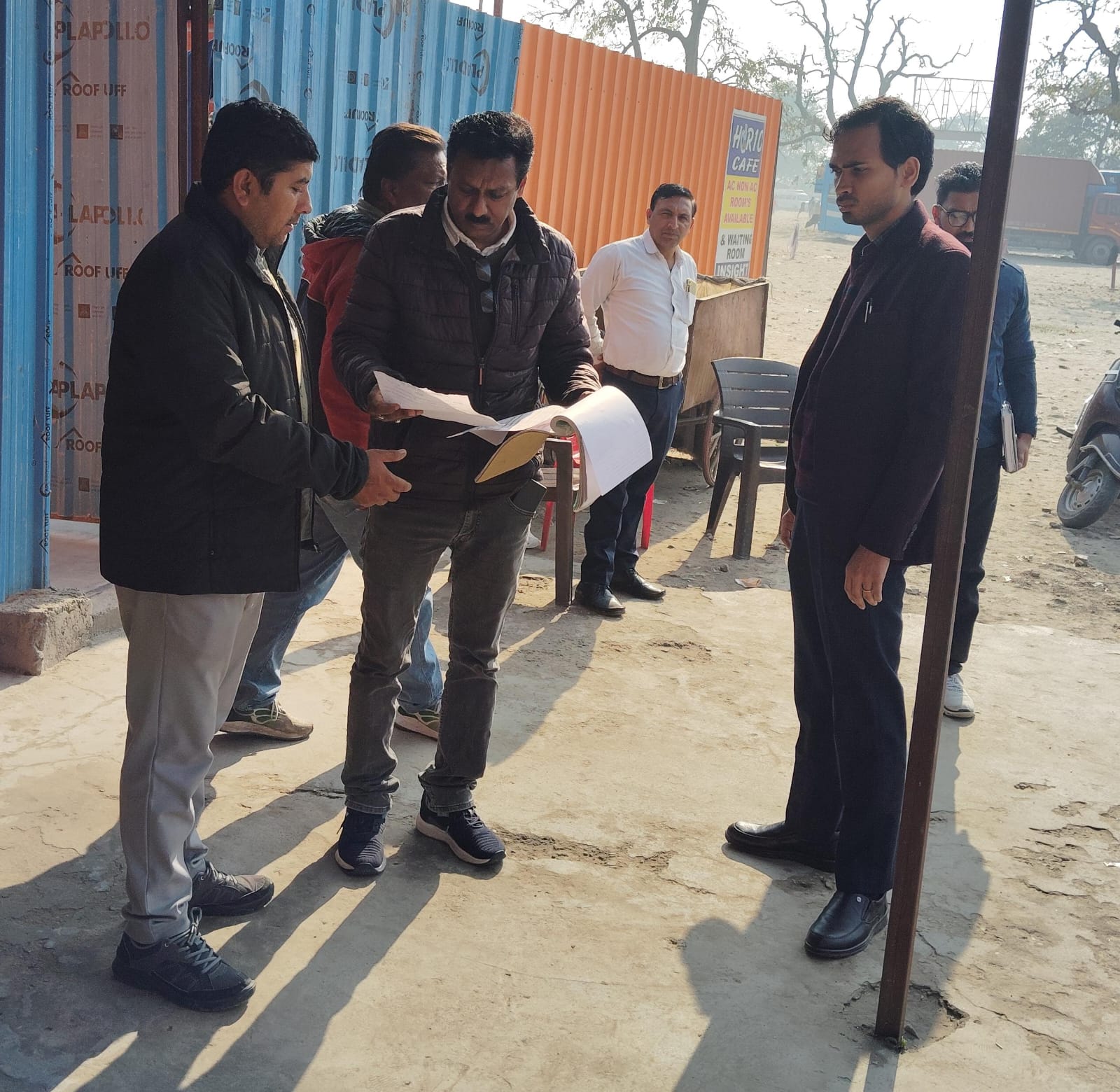 पार्किंग मैं सफाई का निरीक्षण करते हुए