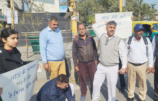 सोनीपत बस स्टैंड के पास ताऊ देवी लाल चौक पर एचपीएससी पदों के अभ्यार्थी प्रदर्शन करते हुए