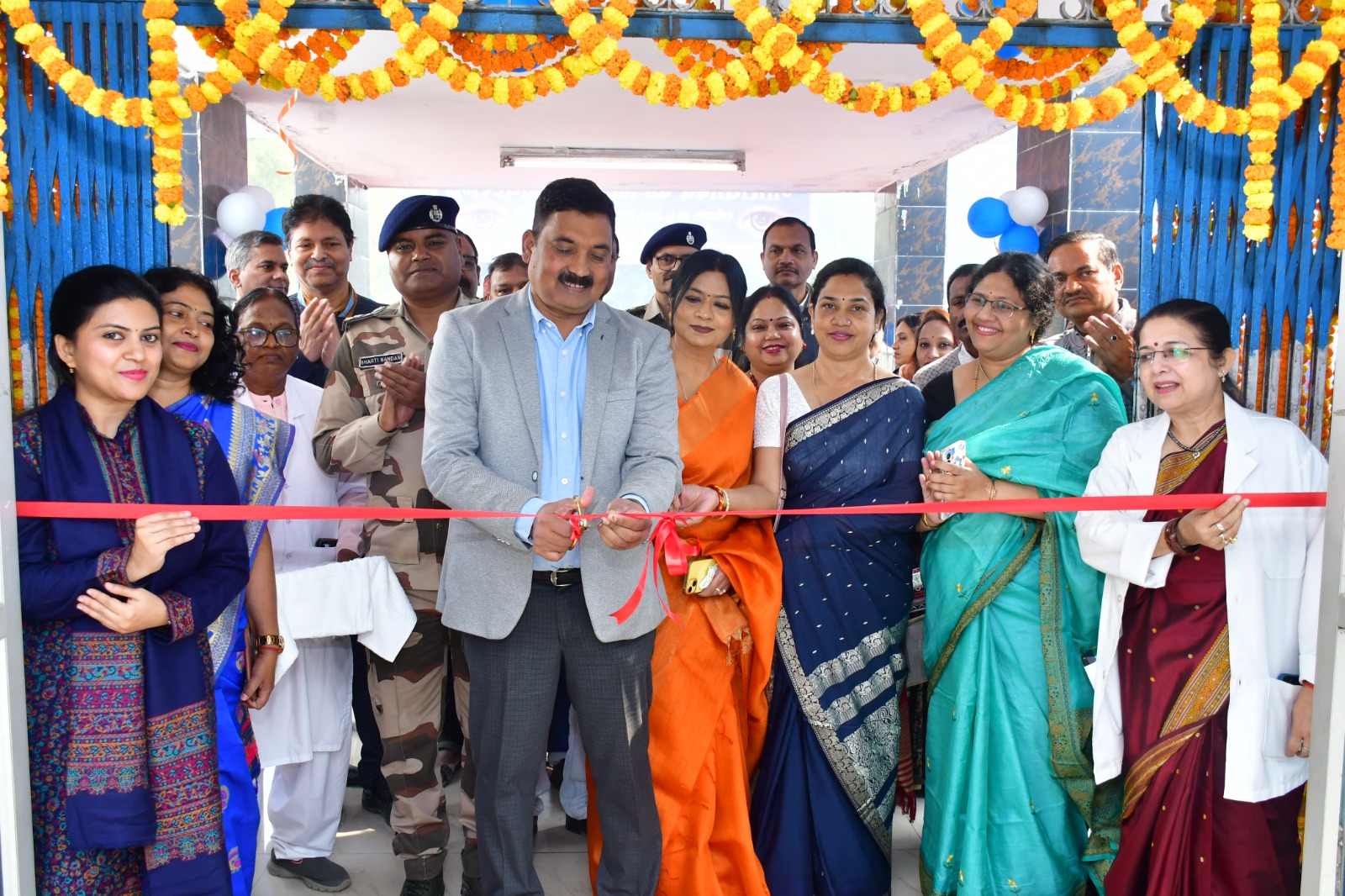 उद्घाटन करते परियोजना प्रमुख